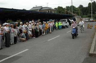 ミニバイクでの引ったくりを実演