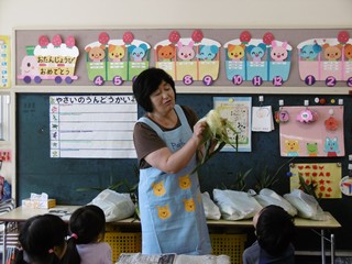 栄養士からむき方を教わる