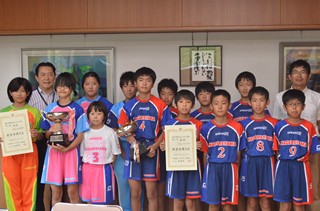 男子・女子ともに優勝した流山ハンドボールクラブの皆さん