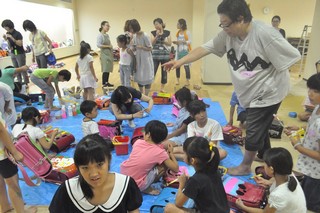 能登の小学生と流山の小学生が一緒に作業