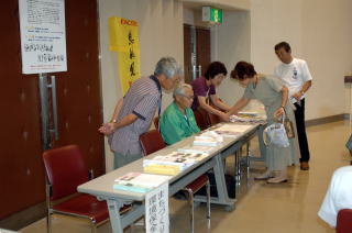 市民活動団体の広報紙や機関誌が置かれ