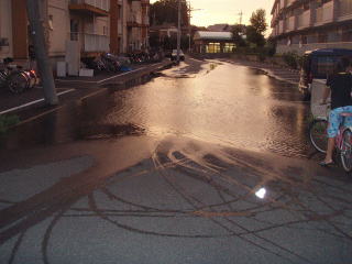 水のたまった路上