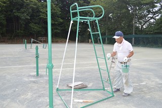 テニスの審判台の塗装