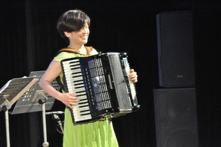 アコーディオンの岩城里江子さん