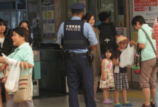 駅前で声かけ活動と啓発活動