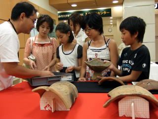 古代の遺物に直接触れて