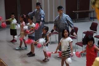 自分でつくった楽器を手に踊る子どもたち