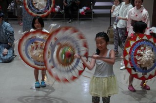 手にした傘をクルクル回す子どもたち