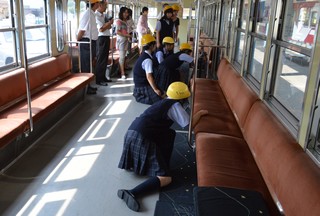 車両の座席上の広告スペースに飾る