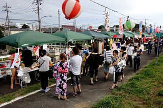 花火を待つ方でにぎわう屋台村