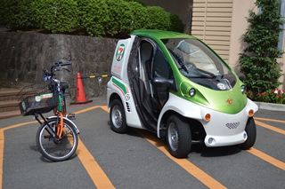 配達に使われる小型電気自動車と電動自転車