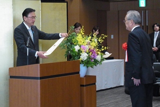 古屋大臣から直接、松島会長に表彰状が手渡されました