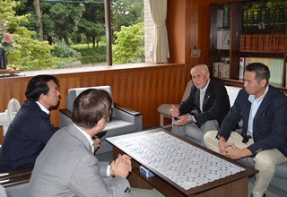 教育長室にて