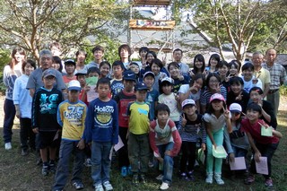 参加した子どもたちや学生のボランティアたちと