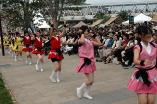 陽気なダンスも披露