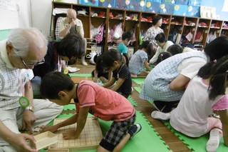 将棋を教えてもらう子どもたち