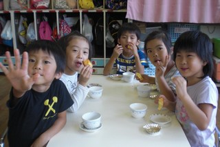 味醂マドレーヌを食べる子どもたち