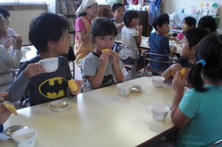 味醂マドレーヌを食べる子どもたち