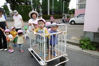 保育所の子どもたちのお散歩