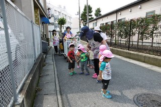 散歩カーに乗って「行ってきます」