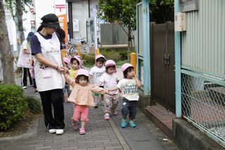 元気よくあるく子どもたち