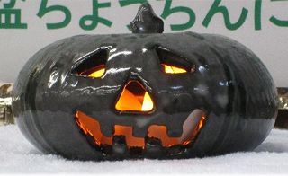 陶器で作ったかぼちゃの展示