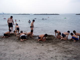 海水浴を楽しむ子どもたち