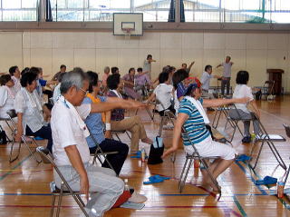 いすに座ったままのカンタンな運動