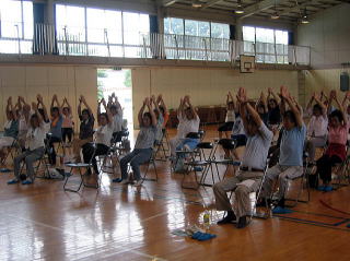 小学校の体育館で