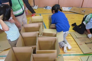 段ボール箱で間仕切りを作成