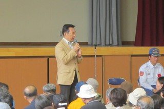 閉会のセレモニーに参加する井崎市長