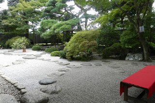 一茶双樹記念館の枯山水庭園