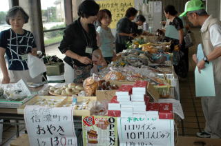 市内の特産品などを販売