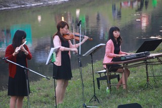 理科大学音楽サークルによるバイオリンやギター演奏