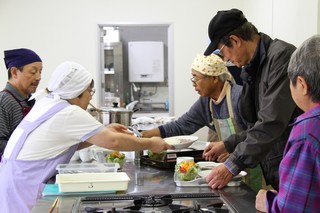 料理サークルによるカレーライスの提供