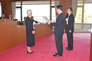 市長が感謝の意を一人ひとりに述べます