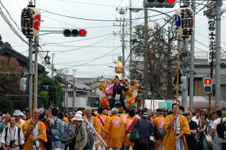 流山旧道を練り歩く