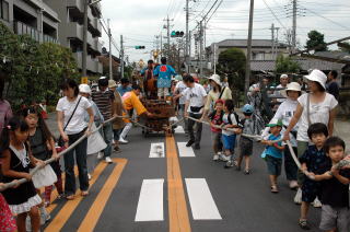 山車も引きながら