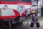 流山電鉄車両と流山市本部マスコットキャラクターの「おおたか君」