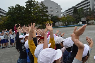 大空に向かってばんざい