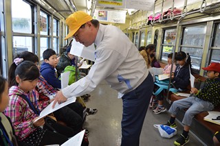 流山市役所に集合した一行はまず流山駅へ