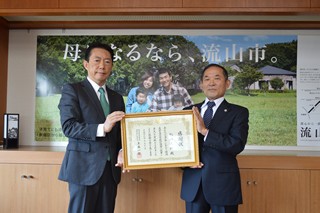 流山市統計調査員の梅川さんと井崎市長
