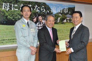 筒井義憲社長と千葉伸也総務課長代理と井崎市長