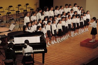 流山小学校合唱部の澄んだ歌声で幕を開け