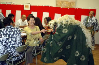 宵宮では獅子舞も