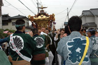 神輿が町内を練り歩きました