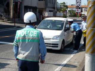 路上で安全運転を呼びかけ