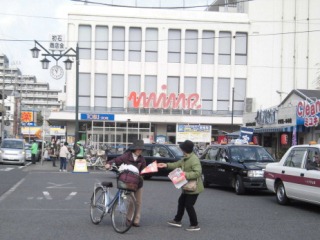 チラシを配布