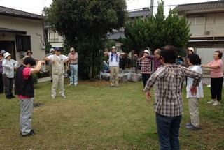 名都野自治会館前で準備体操