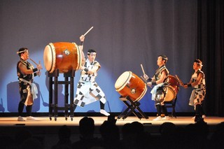 「祝い太鼓」が演奏